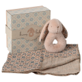 MAILEG Zestaw prezentowy | grzechotka i pieluszka - BUNNY POWDER