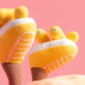 JELLYCAT Pluszowe uśmiechnięte słoneczko na wrotkach 30cm